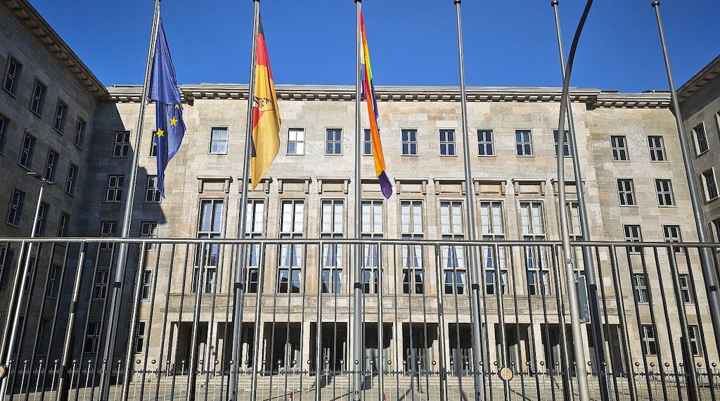 Klingbeil streicht Freibetrag für Mitarbeiterrabatte doch nicht