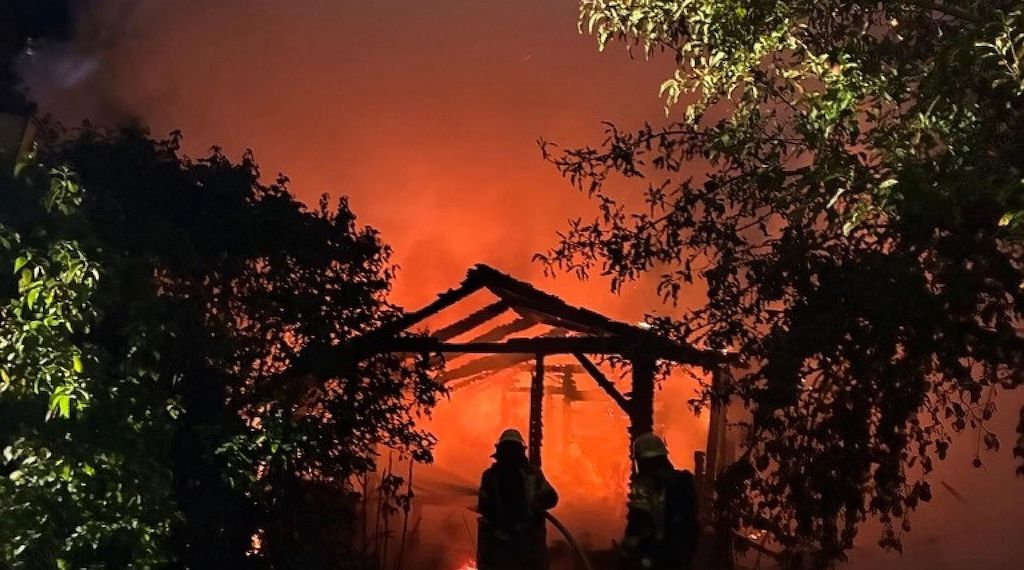 Gartenlaube in Bremerhaven gerät in Vollbrand