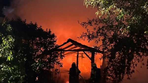 Gartenlaube in Bremerhaven gerät in Vollbrand