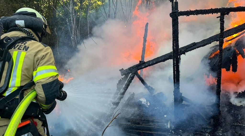 Gartenlaube in Bremerhaven in Vollbrand - eine Person verletzt