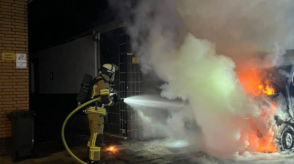 Zwei Personen nach Brand eines Kleintransporters in Bremerhaven gerettet