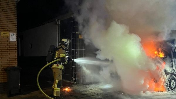 Zwei Personen nach Brand eines Kleintransporters in Bremerhaven gerettet
