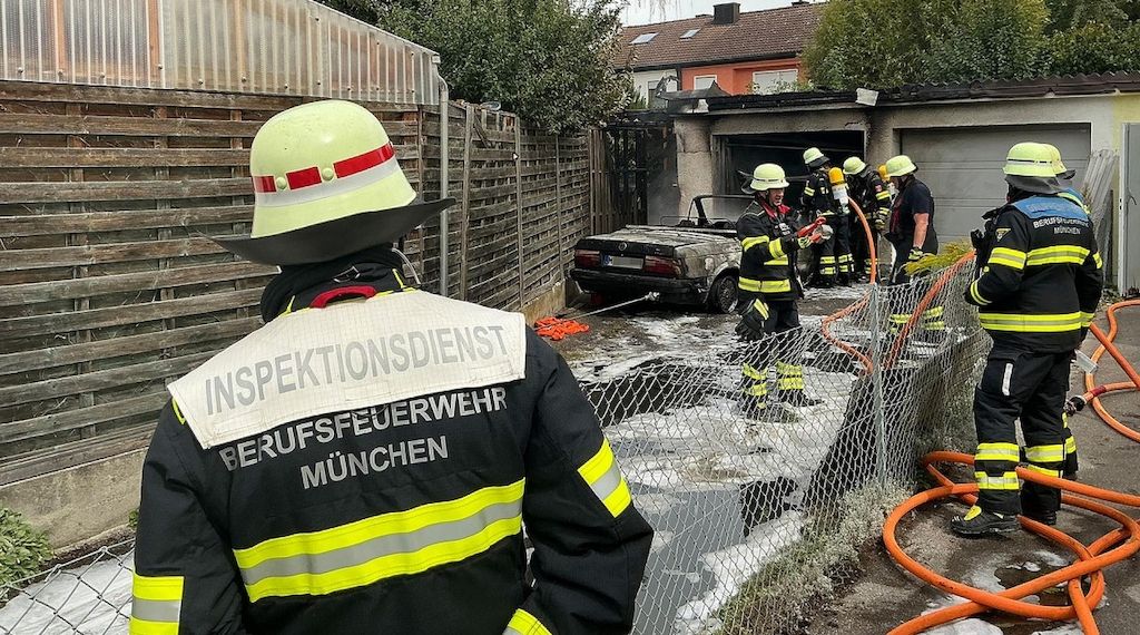 Feuerwehr München löscht Pkw-Brand und sichert Strommast