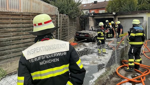 Feuerwehr München löscht Pkw-Brand und sichert Strommast