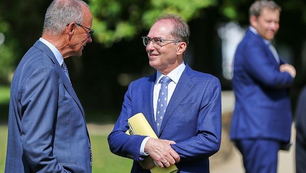 Dobrindt warnt Koalition vor Personaldebatten