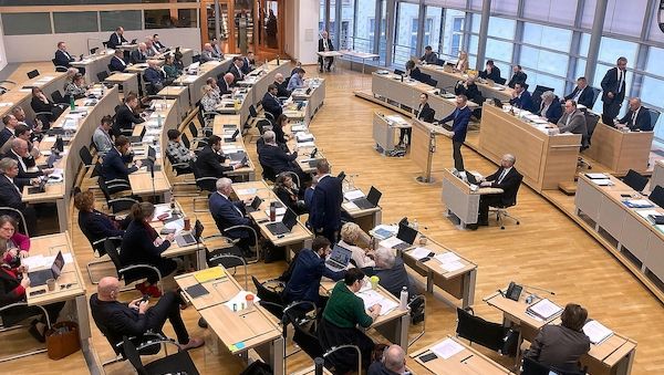 Frauenanteil in Länderparlamenten steigt nur leicht