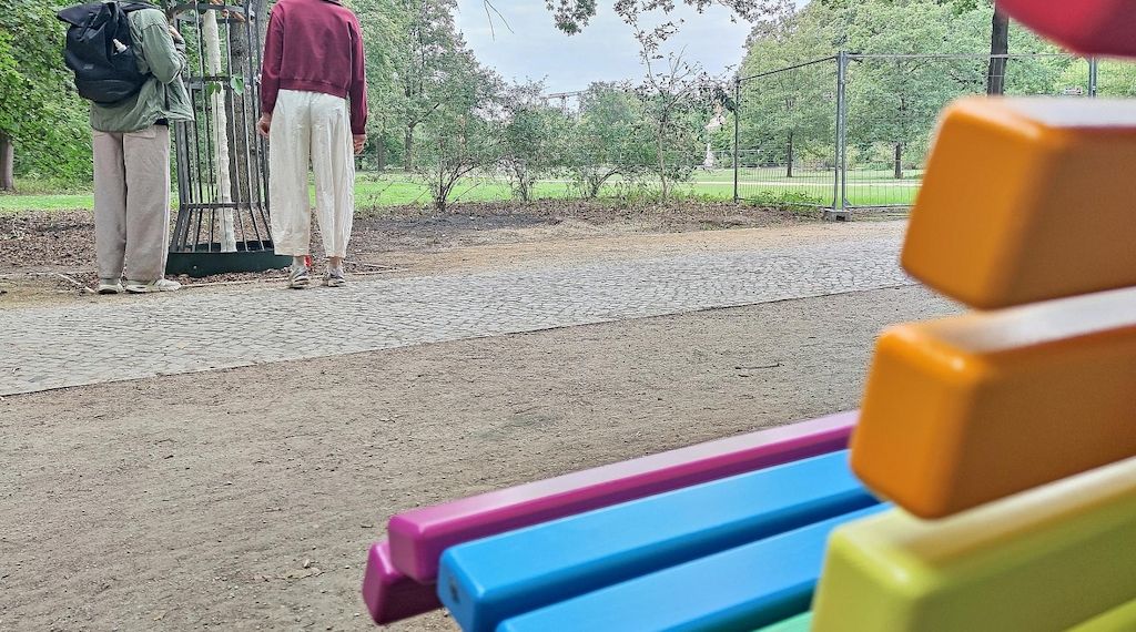 Regenbogenbank im Großen Tiergarten beschädigt