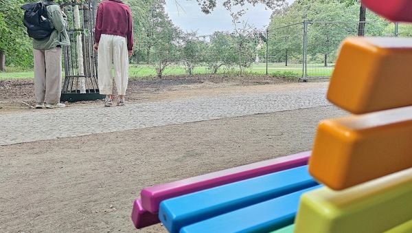 Regenbogenbank im Großen Tiergarten beschädigt