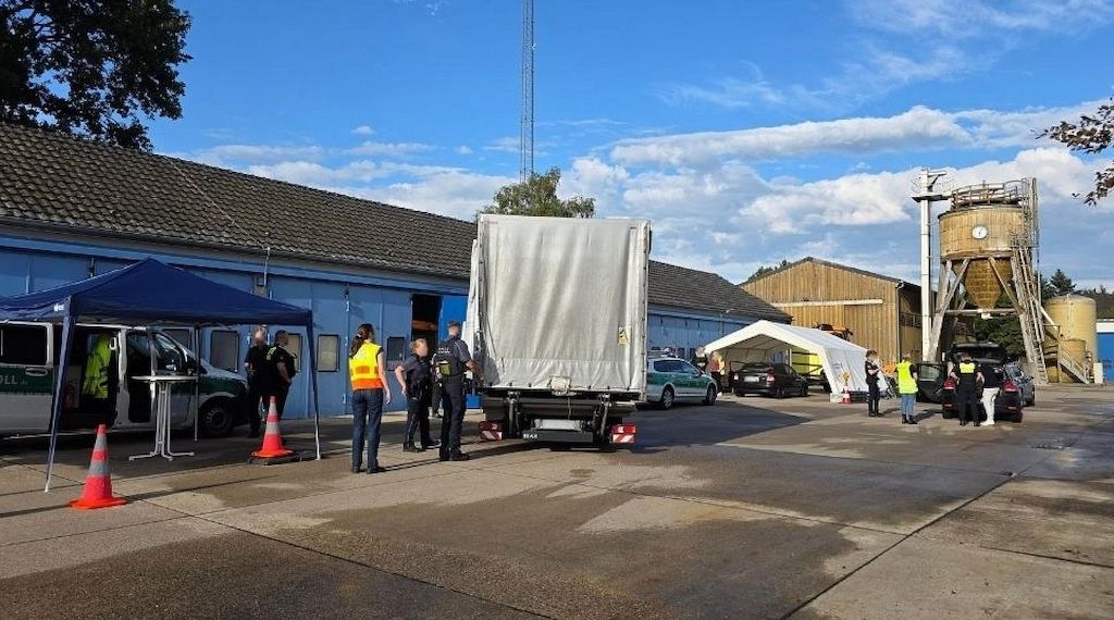 Großkontrolle von Polizei und Zoll auf der A1 bei Oyten
