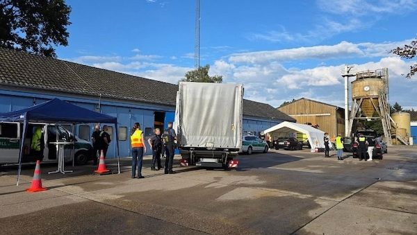 Großkontrolle von Polizei und Zoll auf der A1 bei Oyten
