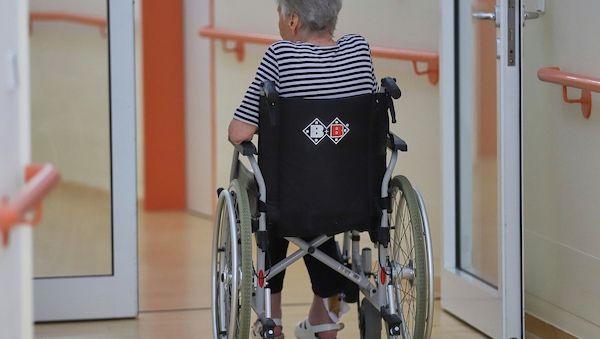 Lauterbach will Pflegezuschüsse nach Einkommen staffeln