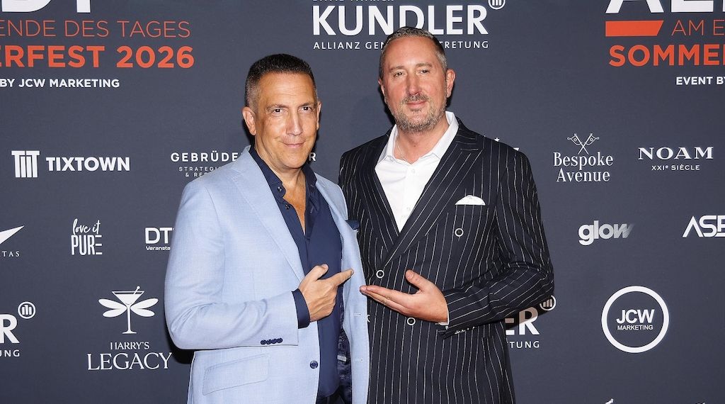 Stars und bekannte Gesichter feiern AEDT-Sommerfest in der legendären Harry’s Legacy Bar