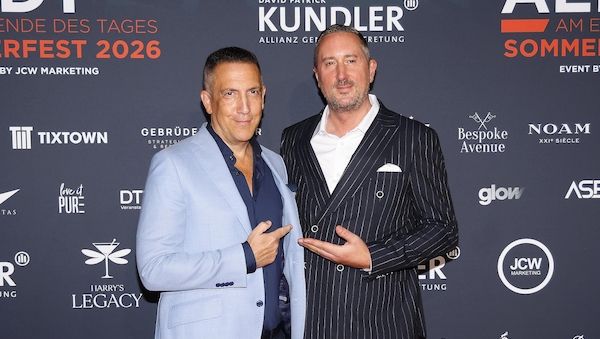 Stars und bekannte Gesichter feiern AEDT-Sommerfest in der legendären Harry’s Legacy Bar