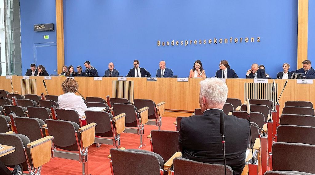 Bundesregierung fordert von Bevölkerung "Vertrauen"