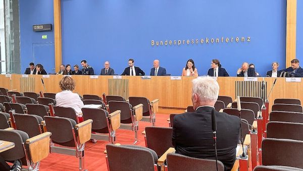 Bundesregierung fordert von Bevölkerung "Vertrauen"