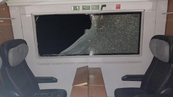 31-Jährige beschädigt Scheibe in ICE und zieht Notbremse in Hagenow