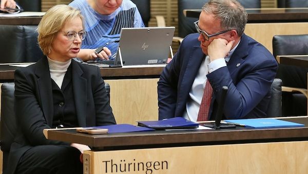 Voigt will mit BSW-Abtrünnigen weiterregieren