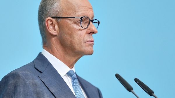 Linke fordert klare Worte von Merz an Emirate-Präsident