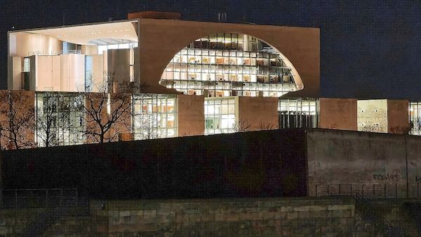 Baustellenbrand am Bundeskanzleramt in Berlin
