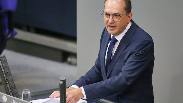 Dobrindt wirbt für "aktive Sicherheitspolitik"