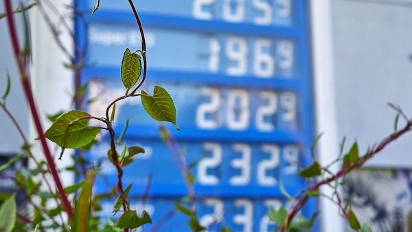 Grüne lehnen neuen Tankrabatt ab - Stromsteuer soll sinken