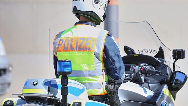 Transporter prallt in Berlin-Buch gegen Baum