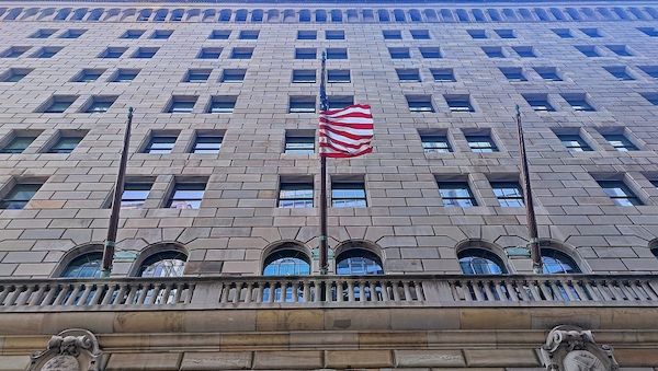 Federal Reserve erhöht Leitzins erstmals seit 2023