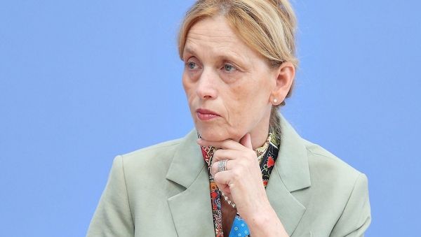 Prien kritisiert naiven Umgang mit digitalen Medien