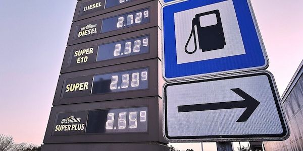 Bericht: Bundesregierung will Tankrabatt und Preisdeckel
