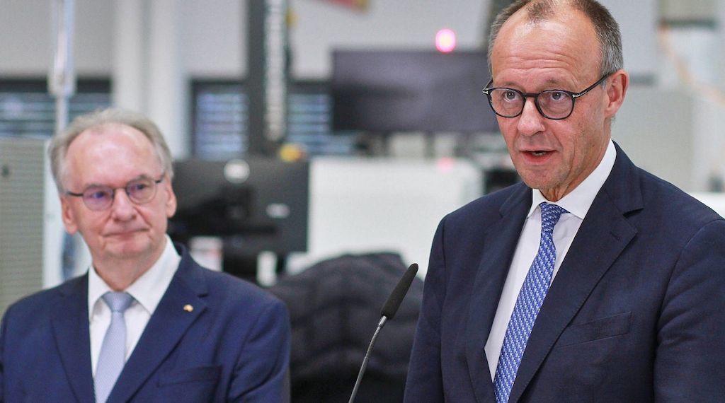 Haseloff lehnt AfD-Verbotsverfahren ab und stützt Merz