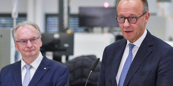 Haseloff lehnt AfD-Verbotsverfahren ab und stützt Merz