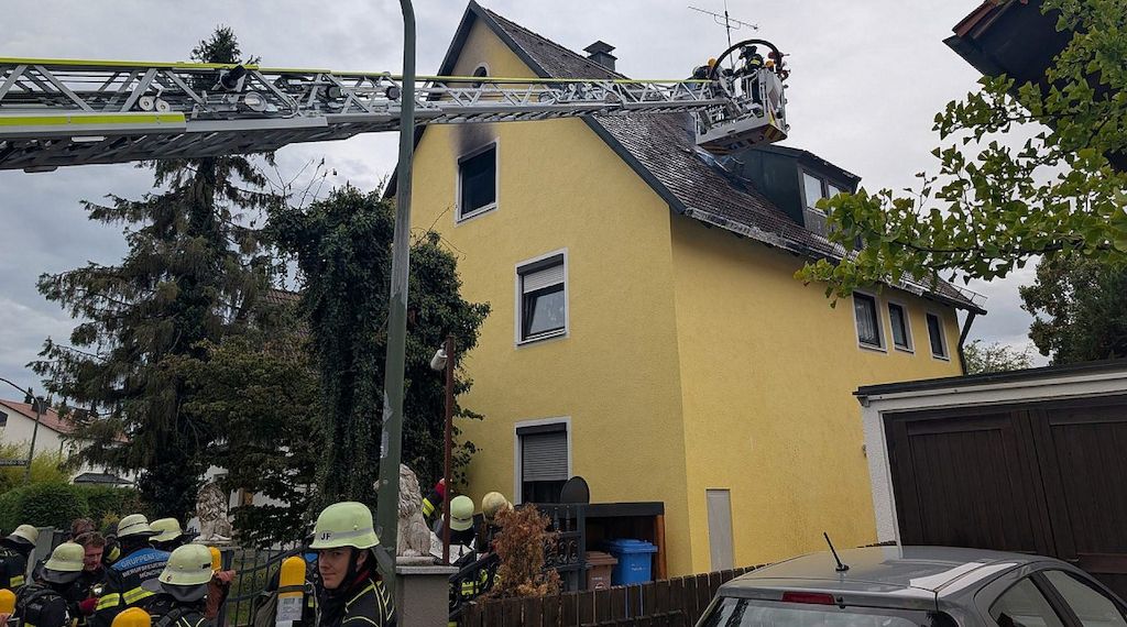 Zimmerbrand in Forstenried breitet sich auf Dachstuhl aus