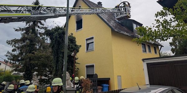 Zimmerbrand in Forstenried breitet sich auf Dachstuhl aus