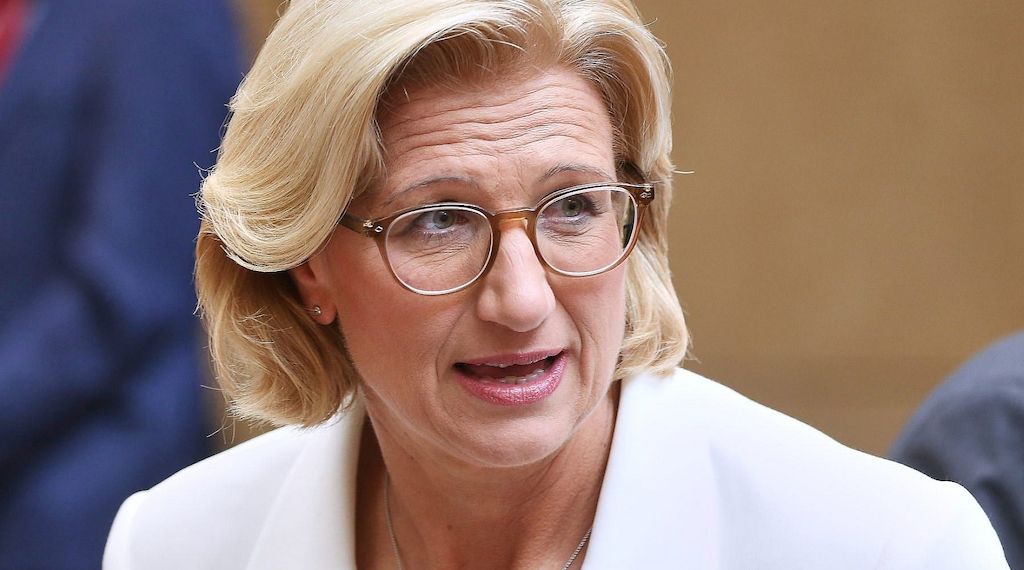 Rehlinger kritisiert Verzögerungen beim Tankrabatt