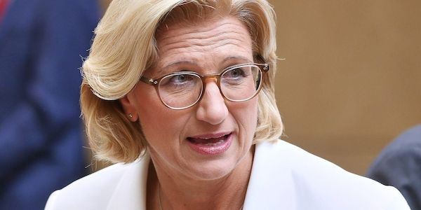 Rehlinger kritisiert Verzögerungen beim Tankrabatt
