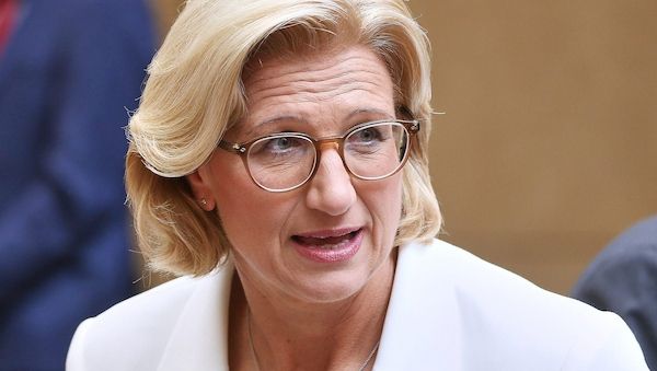 Rehlinger kritisiert Verzögerungen beim Tankrabatt