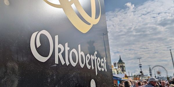 Mitarbeiter eines Fahrgeschäfts stirbt nach Unfall auf Oktoberfest