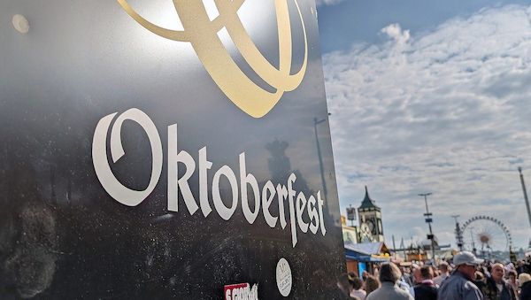 Mitarbeiter eines Fahrgeschäfts stirbt nach Unfall auf Oktoberfest