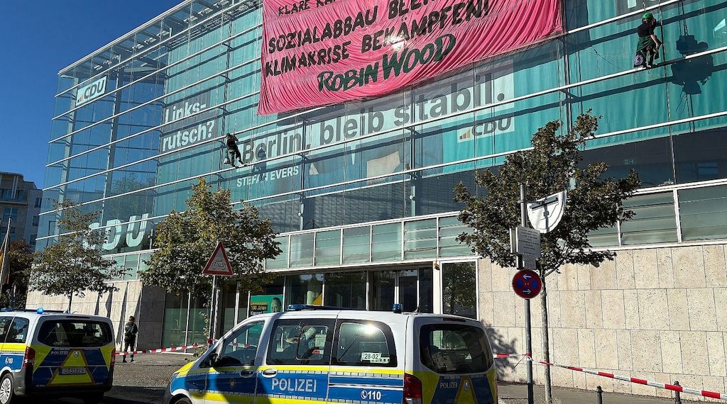 Umweltaktivisten besetzen Dach der CDU-Zentrale in Berlin