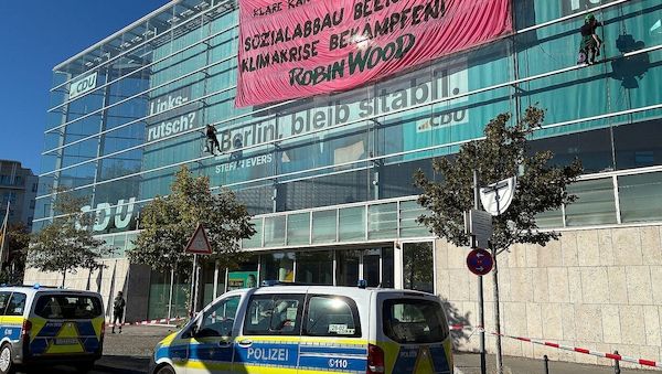 Umweltaktivisten besetzen Dach der CDU-Zentrale in Berlin