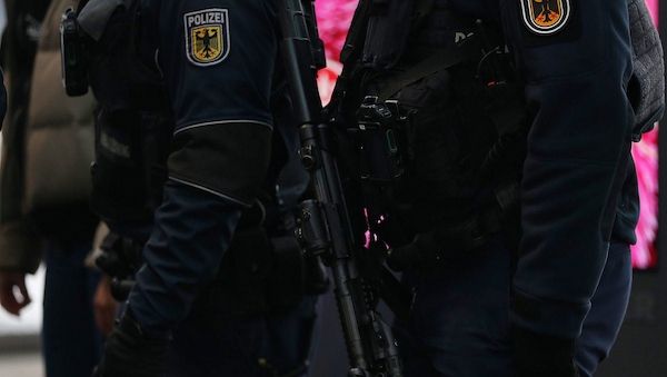 Frau bei Sturz in Linienbus in Berlin-Mitte lebensgefährlich verletzt