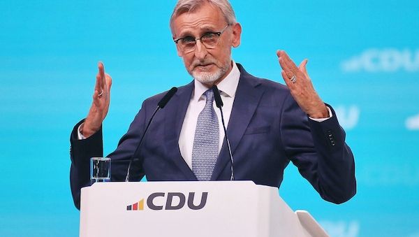 Sachsens Innenminister will Grundrecht auf Asyl abschaffen