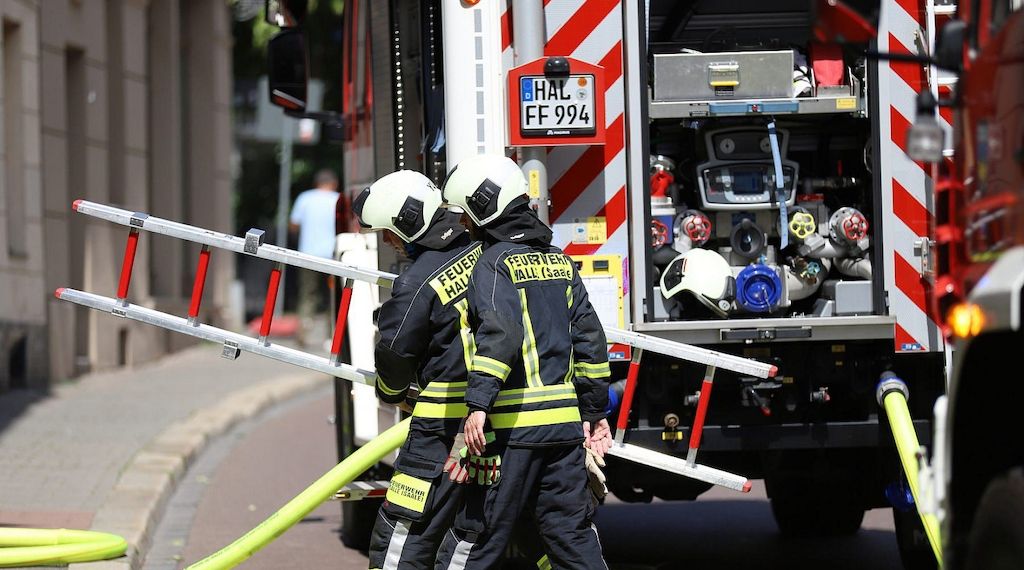 Feuerwehr befreit siebenjährigen Jungen in München-Sendling aus Papiermülltonne