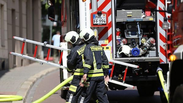 Feuerwehr befreit siebenjährigen Jungen in München-Sendling aus Papiermülltonne