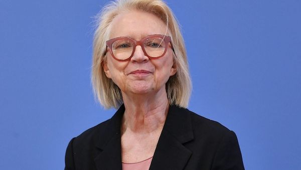 Schnitzer kritisiert Tankrabatt und Rentenreform
