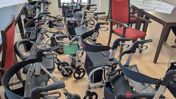 Linke nennt Linnemanns Pflege-Kürzungspläne "völlig absurd"