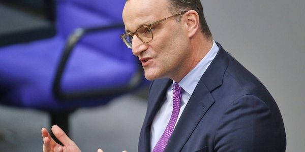 Grüne werfen Spahn mangelndes Anstandsgefühl vor
