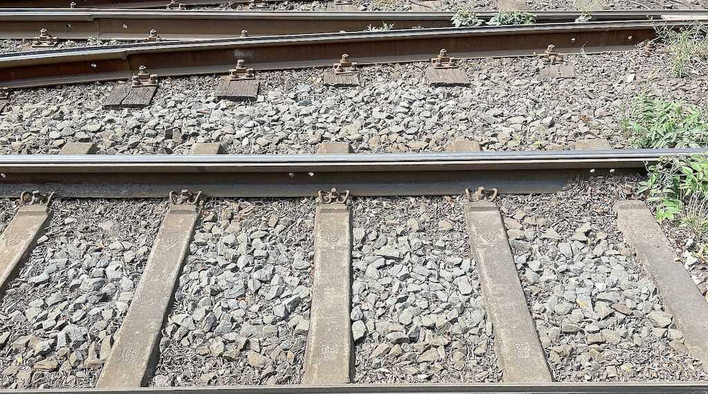 Deutsche Bahn hebt sechs Hilfsbrücken an der Holstenstraße in Hamburg ein