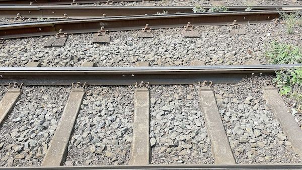 Deutsche Bahn hebt sechs Hilfsbrücken an der Holstenstraße in Hamburg ein