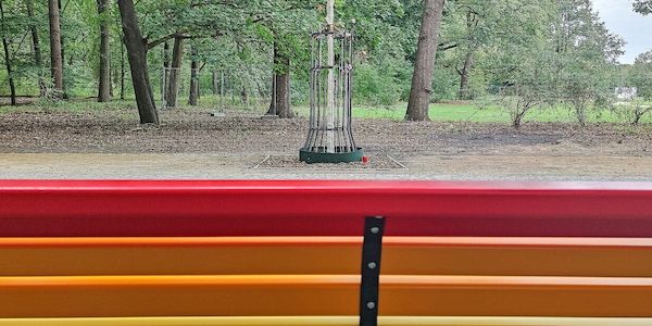 Berlin Regenbogenbank im Großen Tiergarten erneut beschädigt
